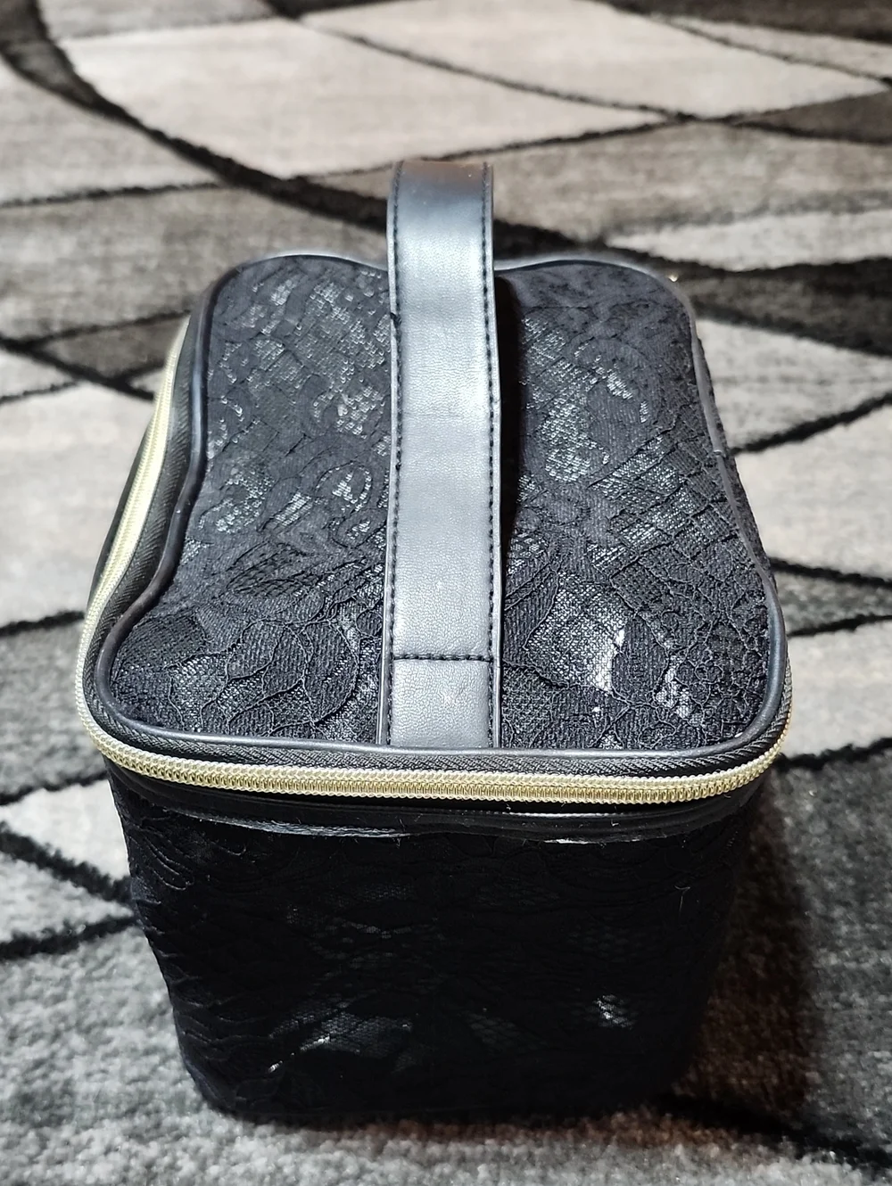 VICTORIA SECRET 2016 BLACK LACE OVERLAY GOLD EMBOSSED BOW TRAVEL TRAIN CASE